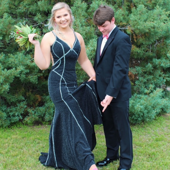 Black long formal gown. Perfect condition. Only worn once for a few hours. - Picture 3 of 3